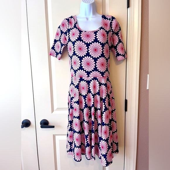 LuLaRoe Dresses & Skirts - LuLaRoe Nicole Dress size Medium